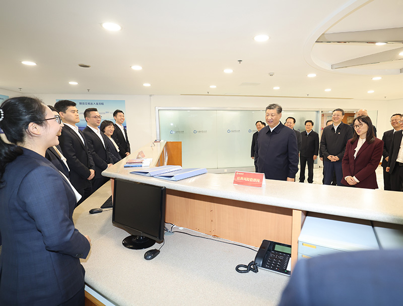 11月28日至12月2日,中共中央总书记、国家主席、中央军委主席习近平在上海考察。这是11月28日下午,习近平在上海期货交易所考察。新华社记者 王晔 摄1.jpg