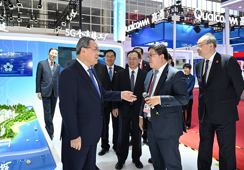 11月28日,国务院总理李强在北京出席首届中国国际供应链促进博览会开幕式暨全球供应链创新发展论坛,并发表主旨演讲。这是开幕式前,李强到链博会展馆巡馆并与有关企业负责人互动交流。新华社记者 饶爱民 摄.jpg